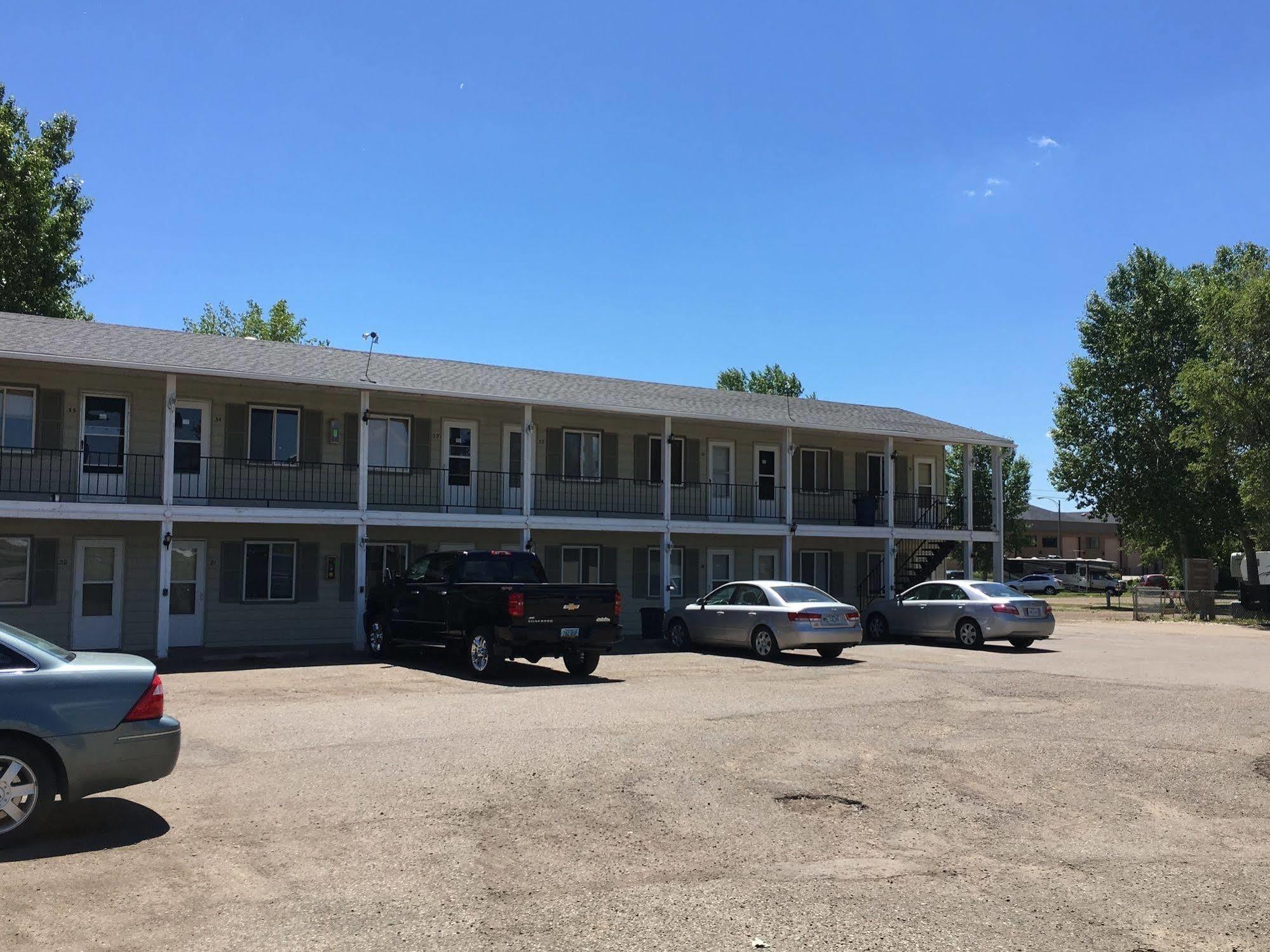 Colonial Motel And Rv Park Mandan Экстерьер фото