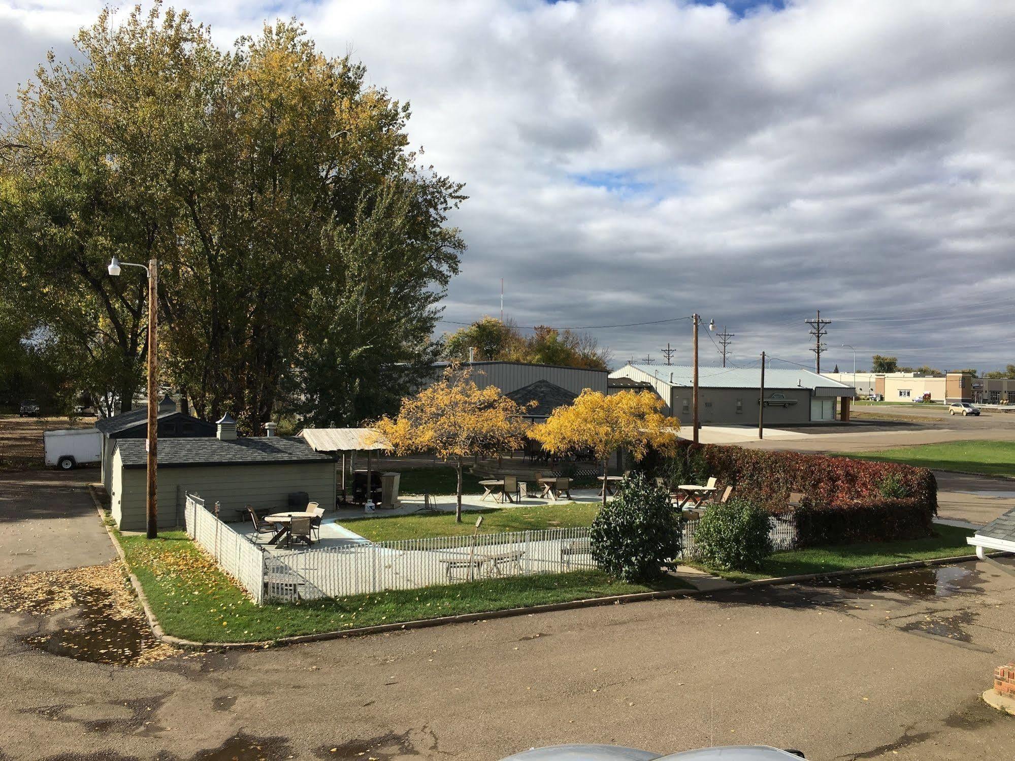 Colonial Motel And Rv Park Mandan Экстерьер фото
