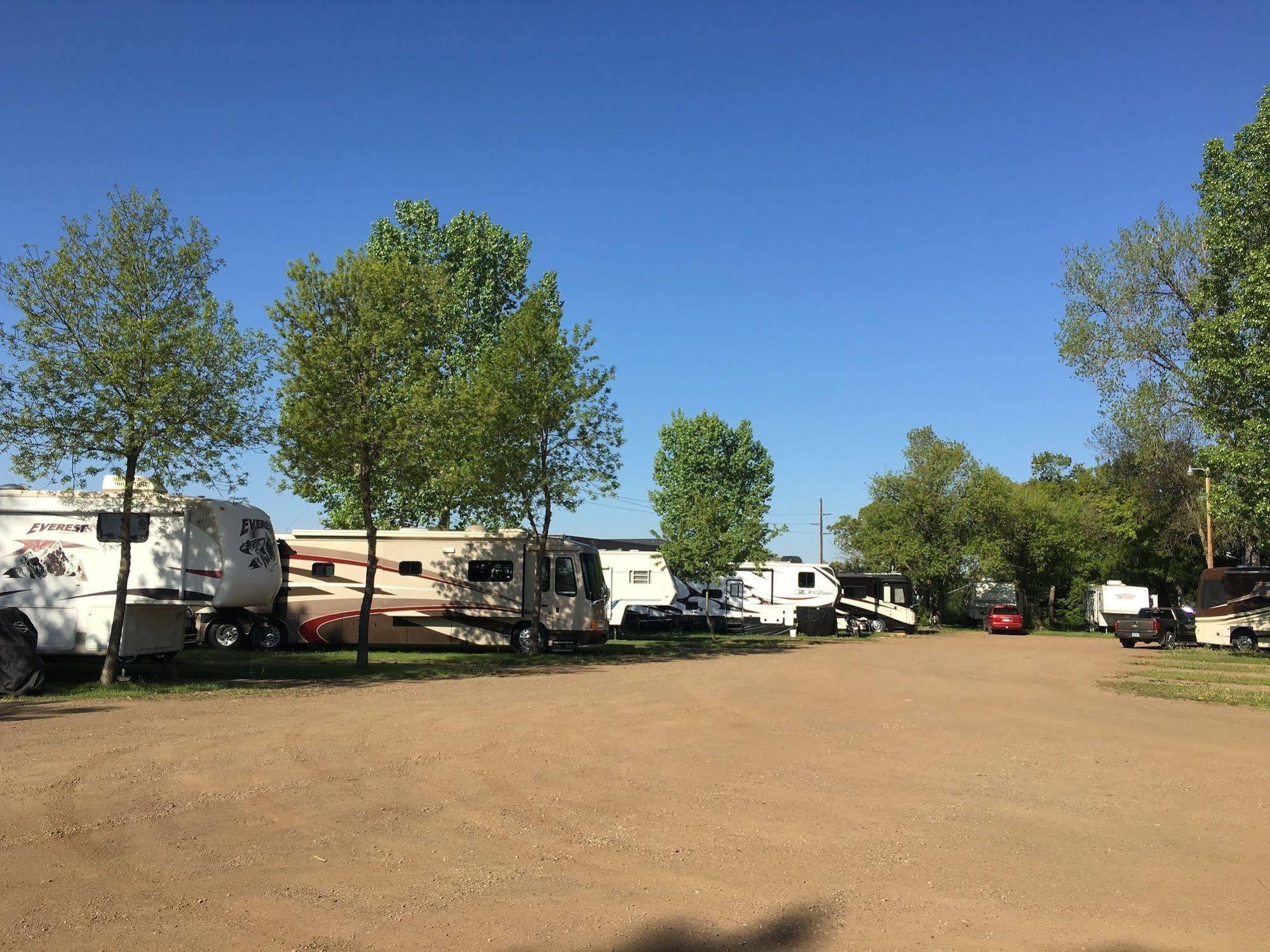 Colonial Motel And Rv Park Mandan Экстерьер фото